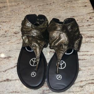 Kids size 8 justice sandals